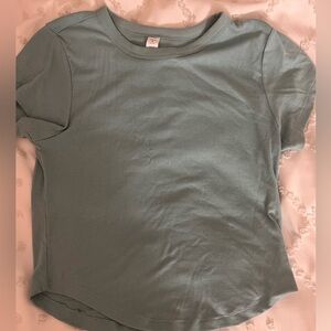 Old Navy Ultra-lite cropped women’s tee. Size M